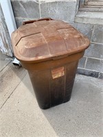 32 Gal. Trash Can with Lid