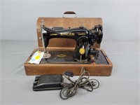 Vintage Singer Sewing Machine In Wood Case