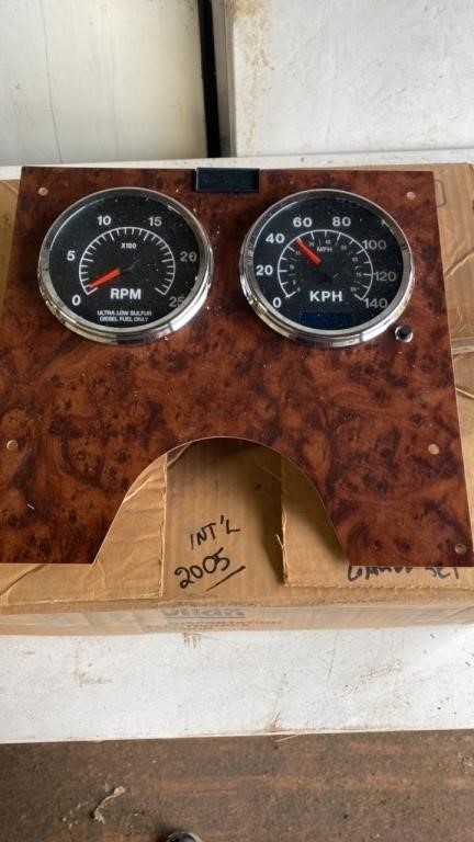 2005 international dash gauge set