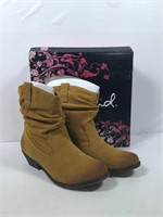 New Qupid Size 7 Suede Mustard Ankle Boots