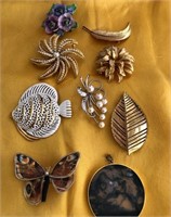 D - MIXED LOT OF COSTUME JEWELRY (J39)