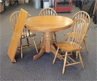 Wood Round Table w/ (4) Chairs & (1) Leaf