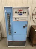 Vintage Pepsi cola vending machine, 31 x 63 x 32