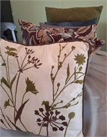 Tote of throw pillows