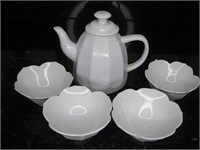 6.5" Chantal 24 Ounce Tea Pot With Four Cups