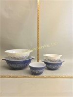 4 Pyrex tabbed mixing bowls, together with another