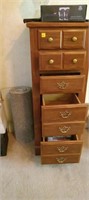 5 drawer dresser, rug runner and contents