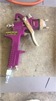 Central pneumatic spray gun