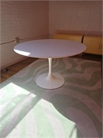 ROUND WHITE TABLE
