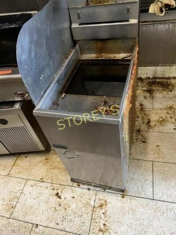 Pitco 40lbs Gas Deep Fryer - Needs Cleaning