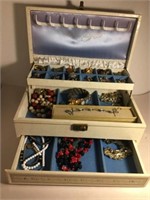 VINTAGE JEWELRY IN LG LEATHERETTE BOX