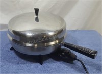 Faberware electric fry pan. 12ins. Powers up.