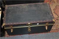 Trunk w/ assorted linen, lace, embroidery, etc