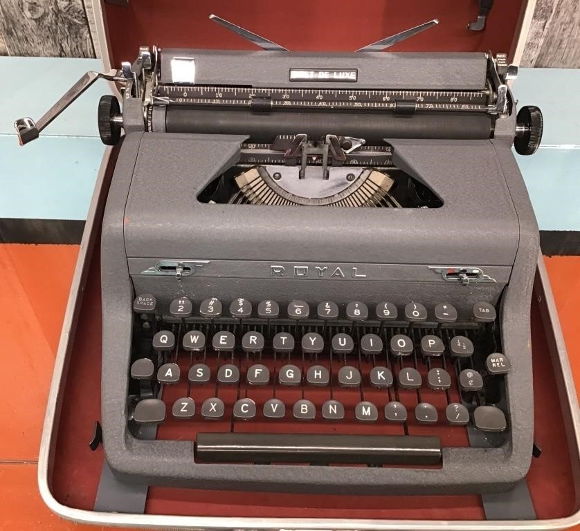 Vtg. Royal Quiet De Luxe typewriter w/ case