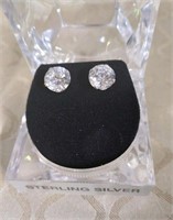 Sterling silver pierced ear rings. Moissanita