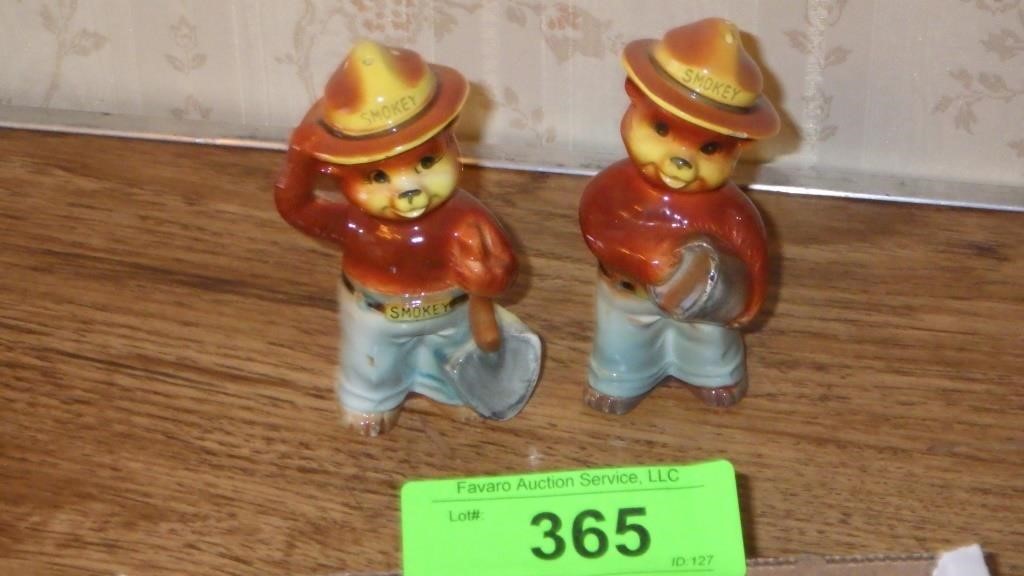 VNTG. SMOKEY THE BEAR SALT & PEPPER SHAKERS (CHIP>