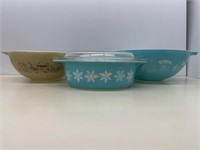 Set of 3 multi-design vintage Pyrex bowls