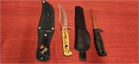 2 hunting knives with sheaths