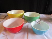 SET OF EARLY PYREX NESTING BOWLS