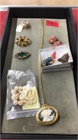 TRAY OF ASST COLLECTIBLES & JEWELRY