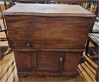 ANTIQUE COUNTRY COMMODE