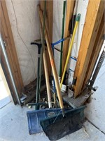 Lot of snow shovels and gardening tools (9)