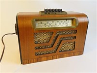 Antique Table Top Radio in Wooden Cabinet, PHILCO