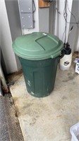 Rubbermaid Roughneck garbage can
