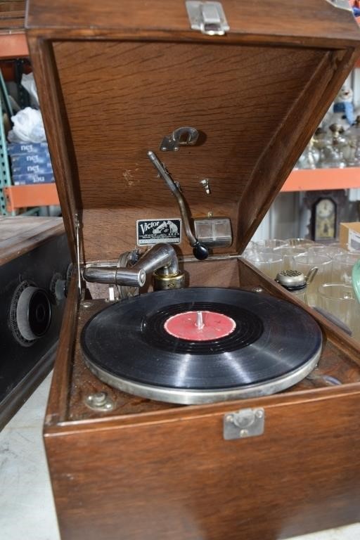 VICTOR RECORD PLAYER