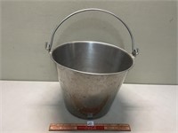 NICE HANDLED METAL BUCKET