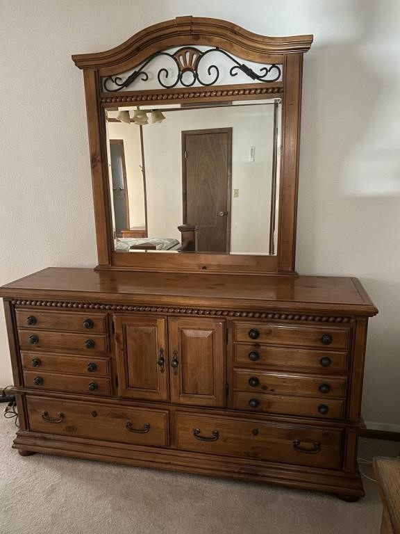 Wynwood Furniture 6 dr. Dresser/Mirror