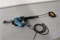 AUTOFEED SCREW SYSTEM POWERED BY MAKITA  6832
