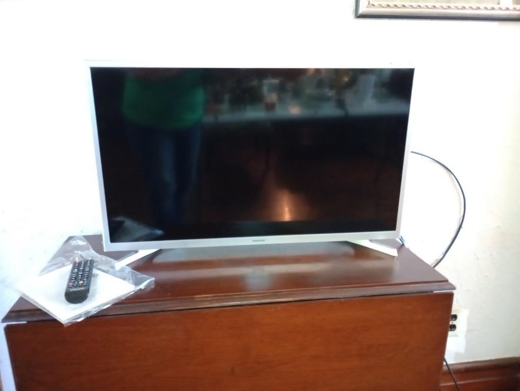 32 inch Samsung TV with remote