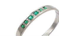 Emerald, diamond & 18ct white gold hinged bangle