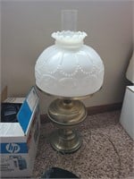 Lamp with milkglass shade