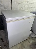 CHEST FREEZER MODEL NO. MFC05M1FW1 (27" X 23" X