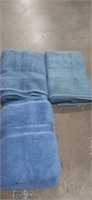 Lot with 3 blue towels