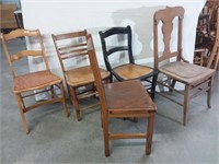 5 chaises en bois assorties