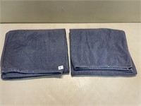 PAIR OF CLEAN BATHROOM TOWELS