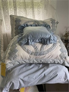 Queen Sz Comforter Set & Pillows