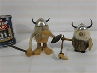 2 figurines viking en bois