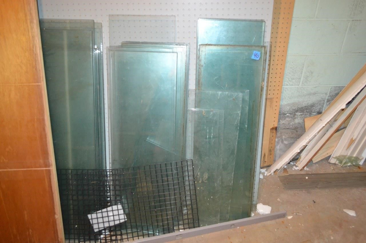 40: large assortment of glass shelves 36inx12in