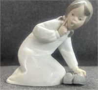 Lladro Little Girl With Slippers