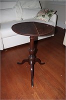 Round side table/candle stand 17.75" diameter