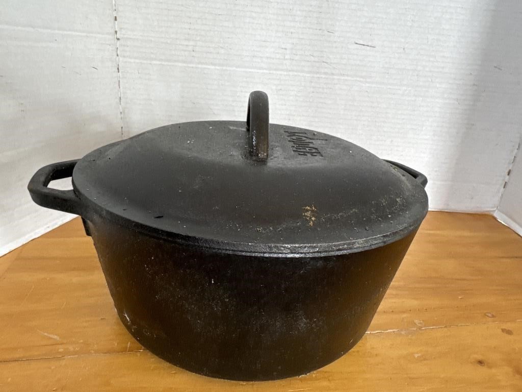 Lodge round Dutch oven