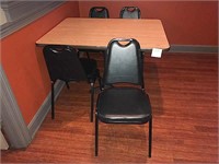 Table & 4 Matching Chairs Table - 29 1/2" T X 4