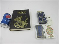 Livre et cartes de Tarot