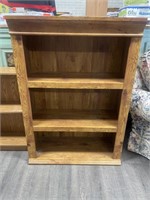 Wooden bookshelf with adjustable shelves. Approx.