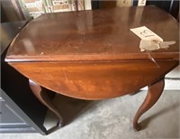 LIVING ROOM TABLE W ROUND FOLD DOWN TABLE