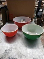 (3) Pyrex Vintage bowls.